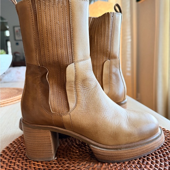 Free People Onyx Chelsea Boots in Camel size 7 - Picture 2 of 9